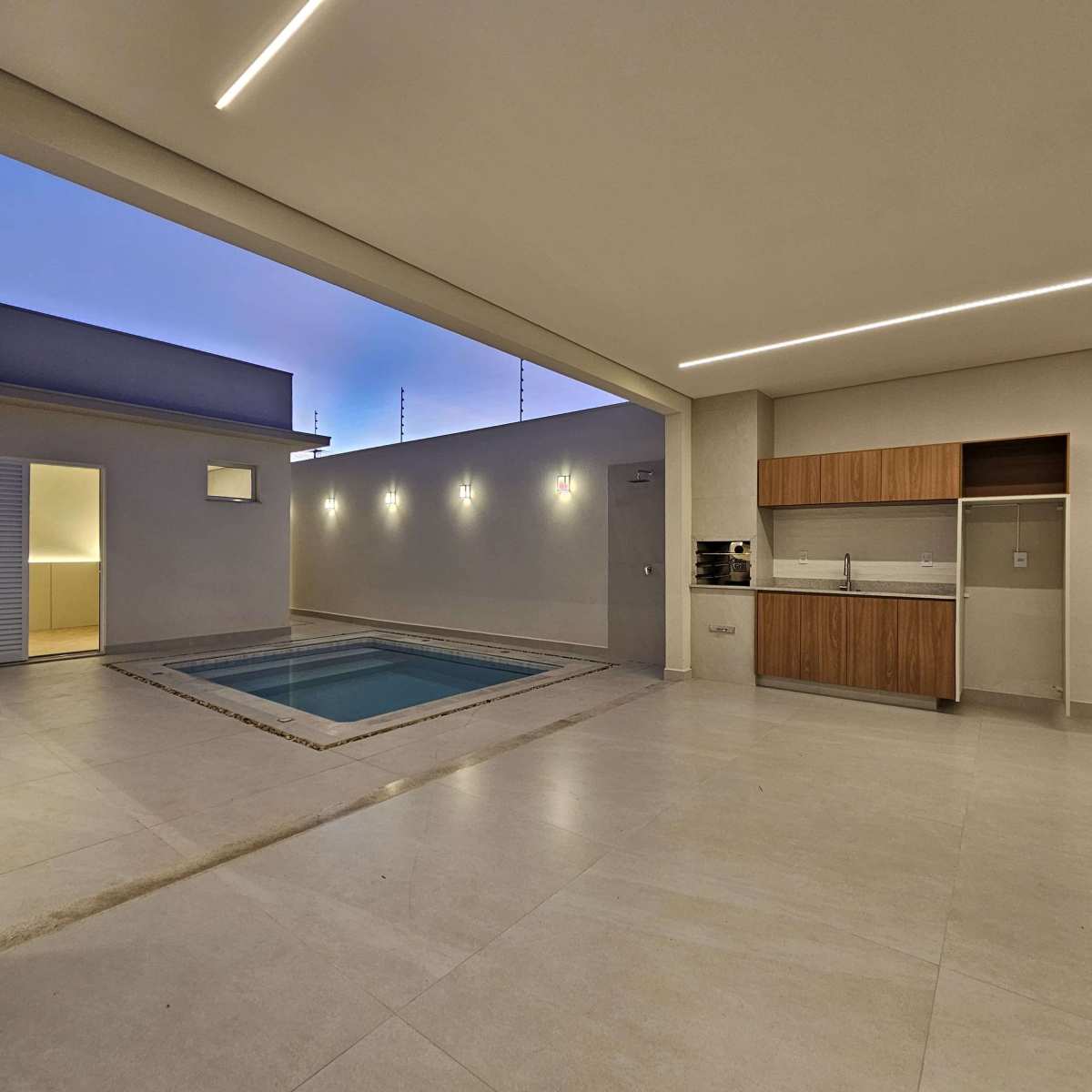  - Casa à venda em Franca, Jardim Roselândia, com 3 quartos, 183,74m²